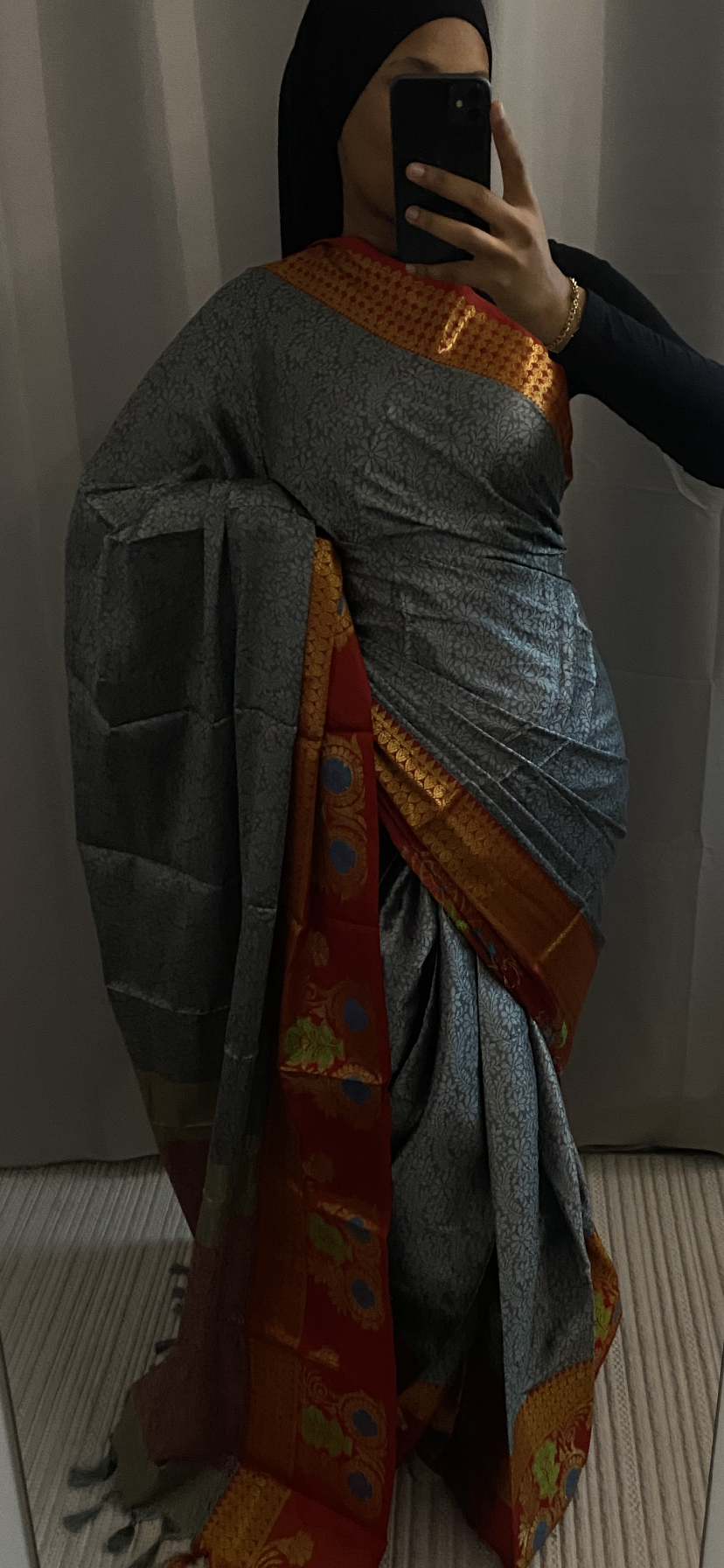 Saree Azar gris