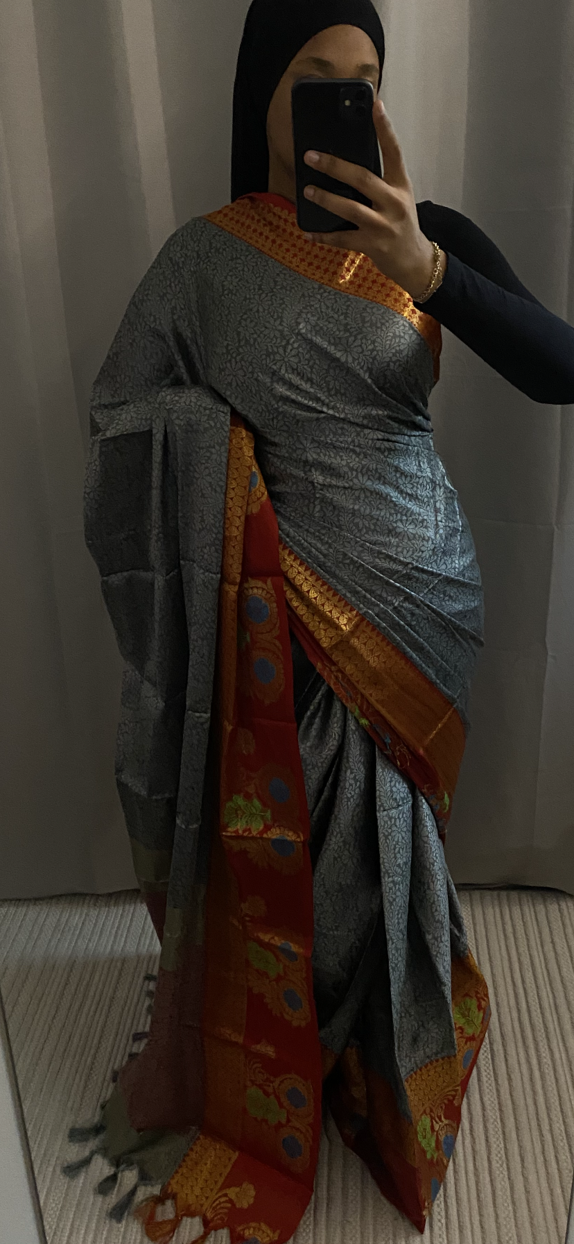 Saree Azar gris