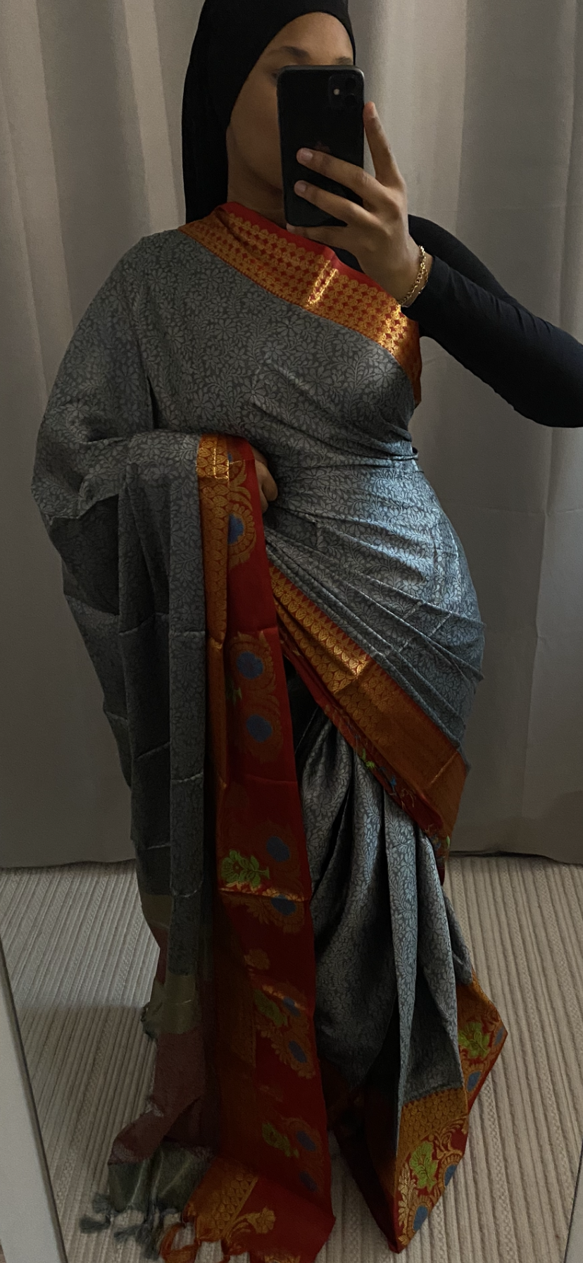 Saree Azar gris