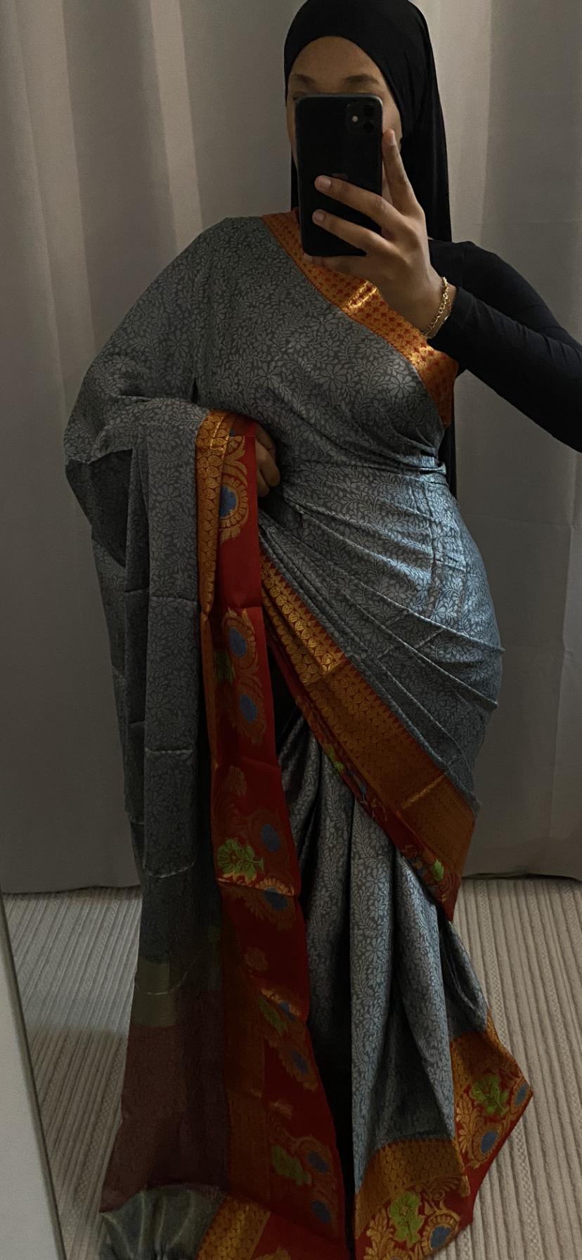 Saree Azar gris