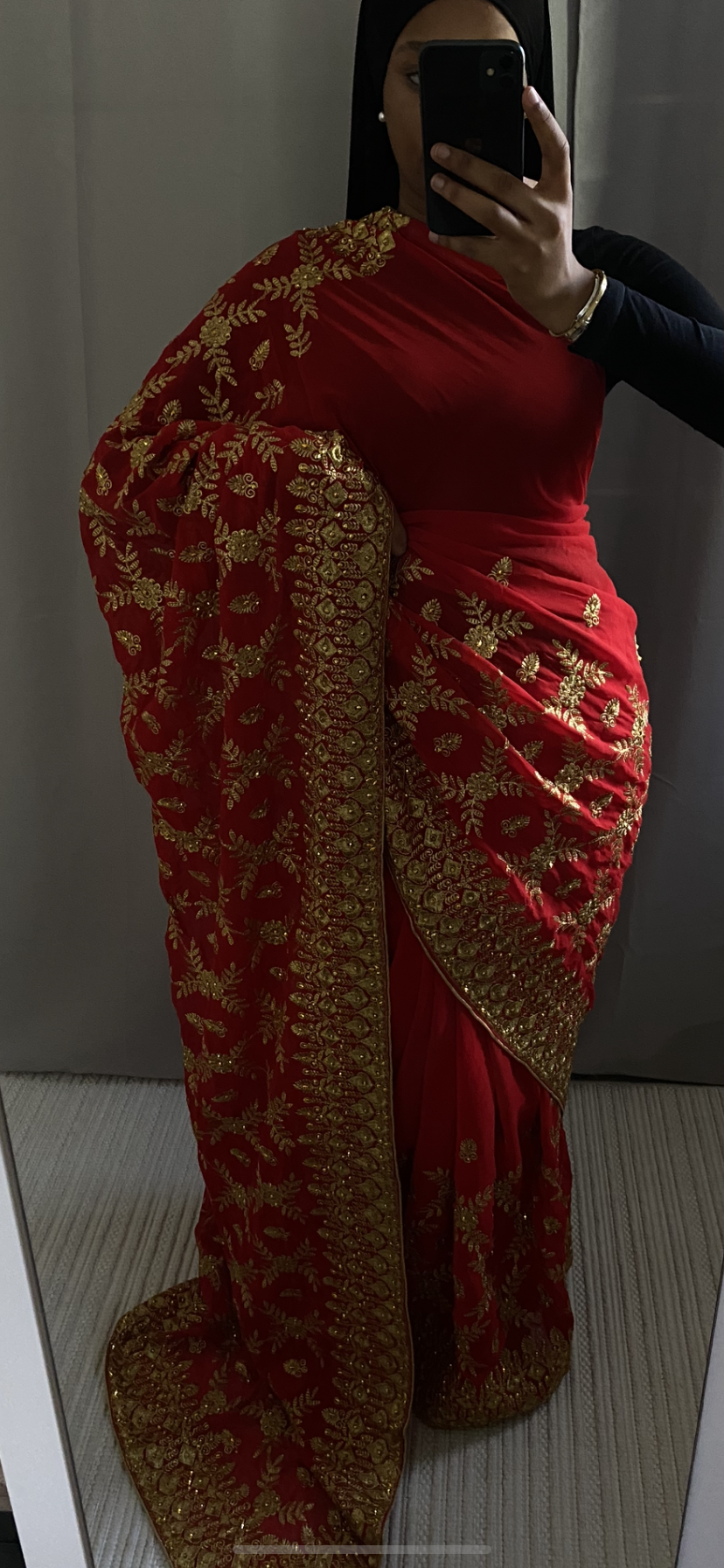 Saree Majda rouge